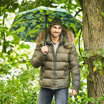 Fare Camouflage 5468 opvouwbare windproof zakparaplu groen persoon buiten