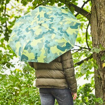 Fare Camouflage 5468 opvouwbare windproof zakparaplu groen persoon buiten achterkant