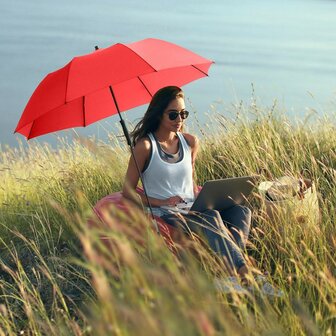 Fare Travelmate 6139 strandparasol en paraplu in &eacute;&eacute;n - rood strand