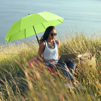 Fare Travelmate 6139 strandparasol en paraplu in &eacute;&eacute;n - grasgroen